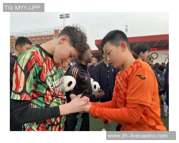 足球场上的精彩瞬间与球迷热情互动的完美结合图片展示